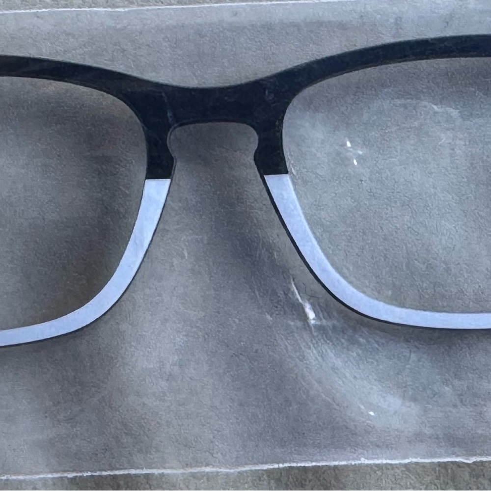 Pair the Casper 111 Black White Top Frame Clip